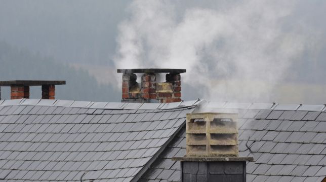 Co dělat, když vám soused kouří kamny pod okny…