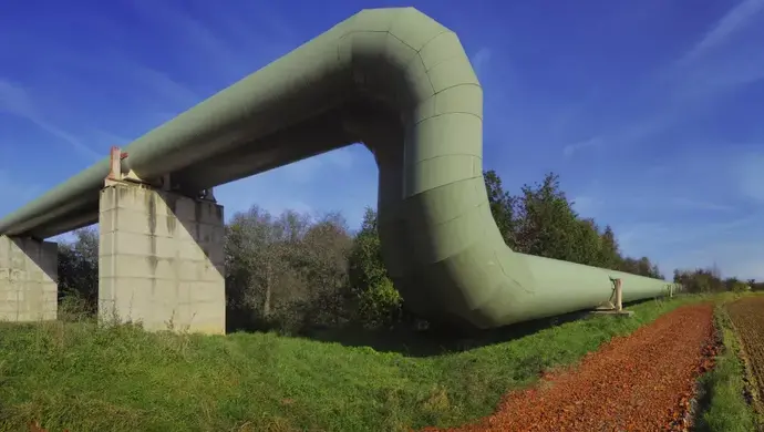 Voda v pražských teplárenských tepnách má až 140 °C. Je to vůbec možné?