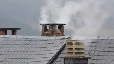 Co dělat, když vám soused kouří kamny pod okny…