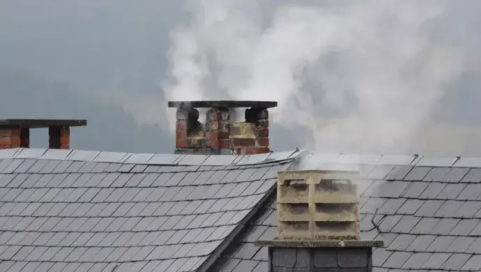 Co dělat, když vám soused kouří kamny pod okny…