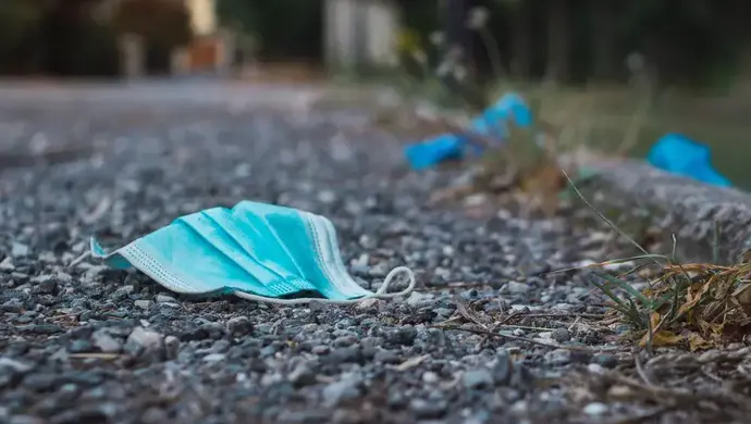 Kam s hromadou použitých roušek?